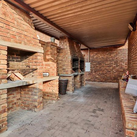 Rudman Townhouses - Or Tambo Airport Боксбурґ Екстер'єр фото