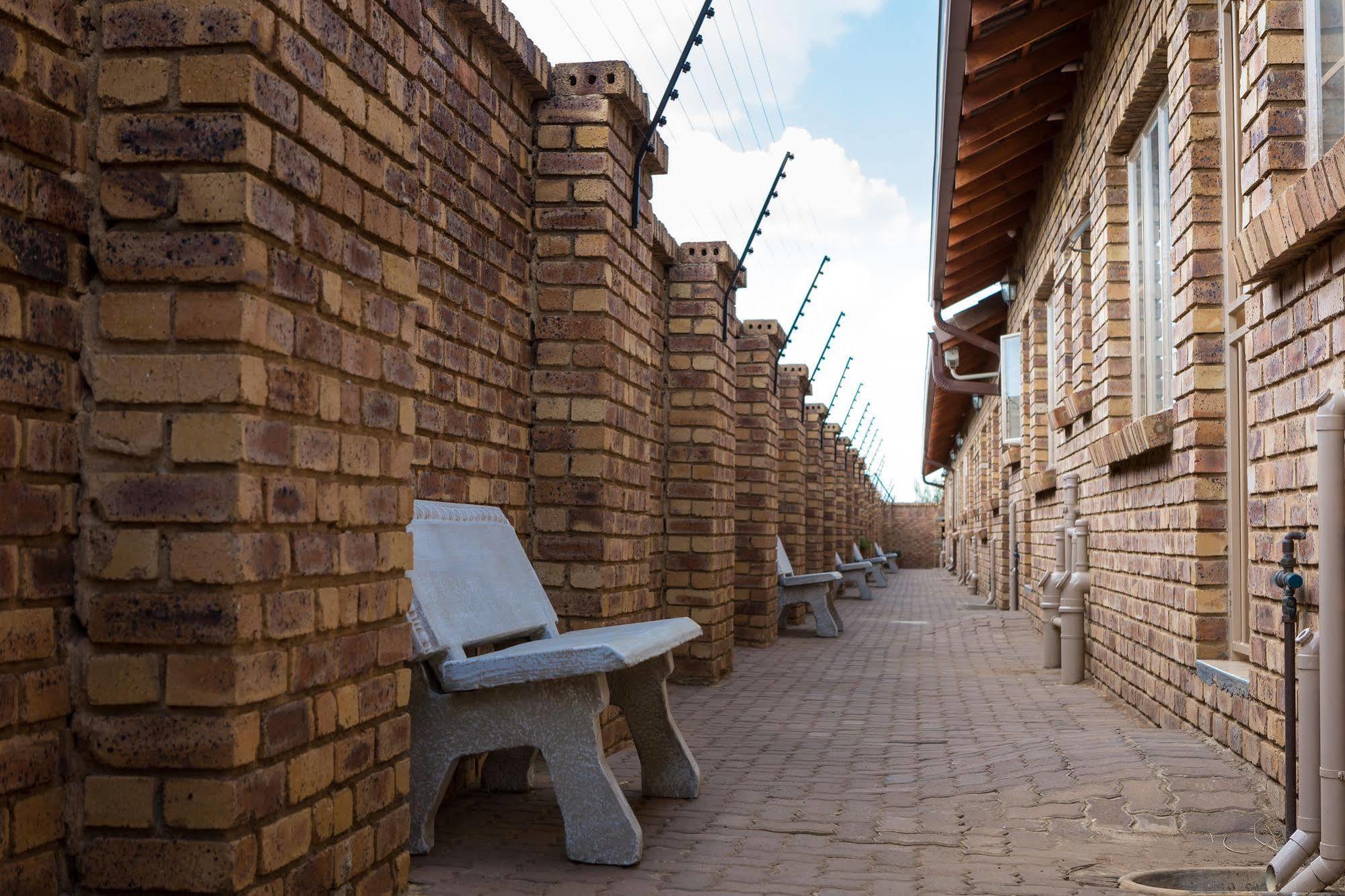 Rudman Townhouses - Or Tambo Airport Боксбурґ Екстер'єр фото