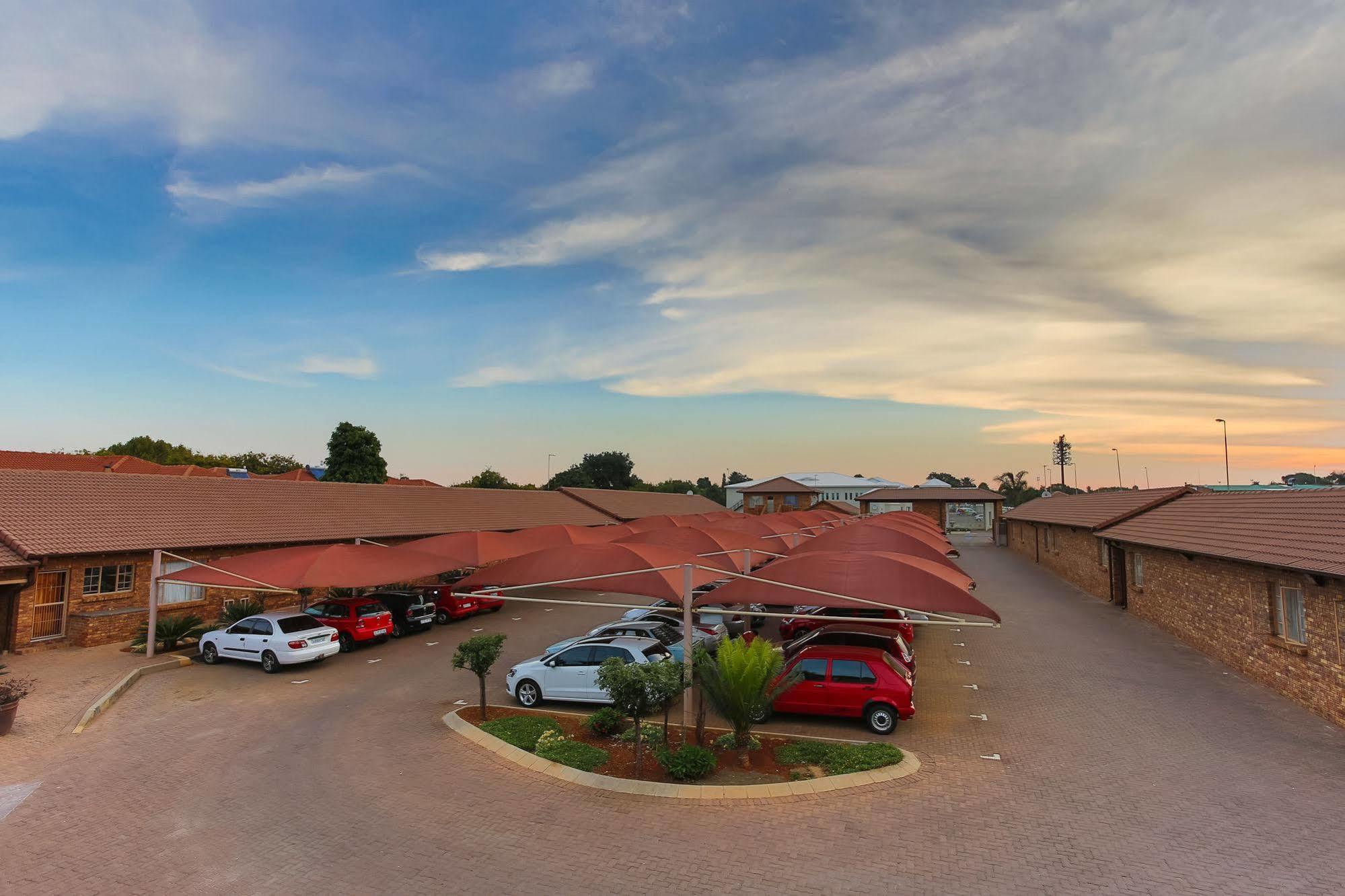 Rudman Townhouses - Or Tambo Airport Боксбурґ Екстер'єр фото