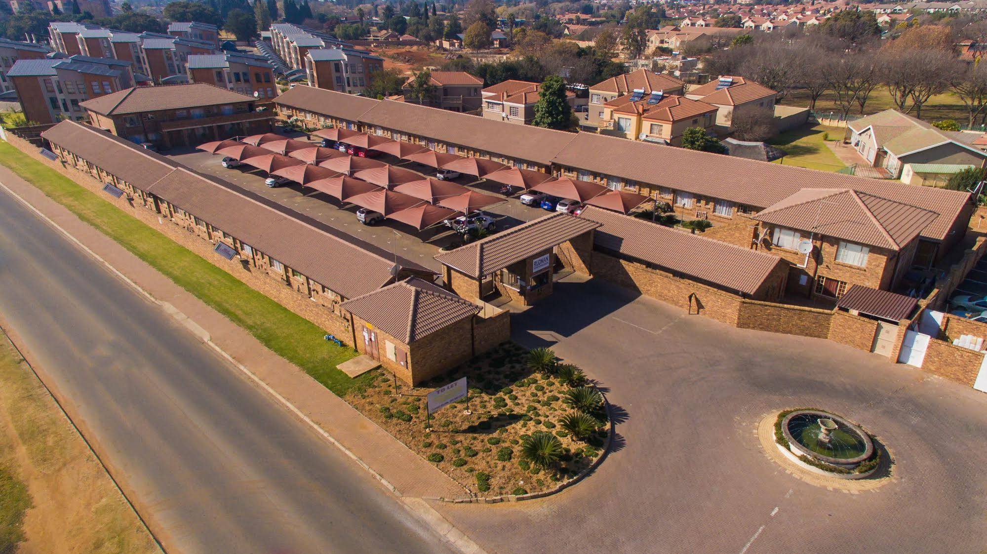 Rudman Townhouses - Or Tambo Airport Боксбурґ Екстер'єр фото
